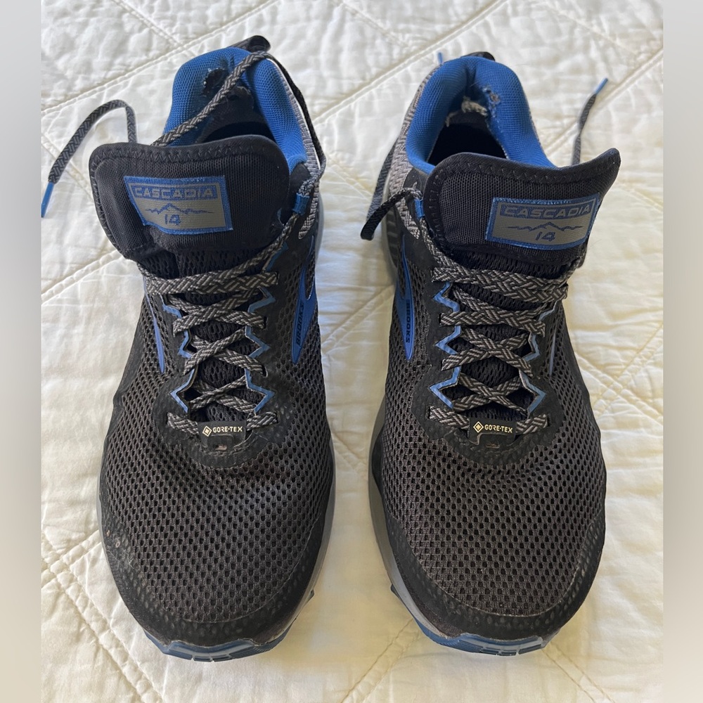 Men’s Black and blue Brooks Cascadia 14 trail running shoes